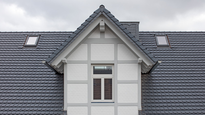 Roof with dormer in plain tile KLASSIK Hipped roof with TERRA OPTIMA NUANCE slate shade engobed